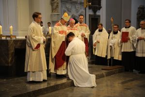 Unter Handauflegung und Gebet weihte Bischof Dr. Franz Jung Frank Elsesser im Würzburger Kiliansdom zum Diakon.