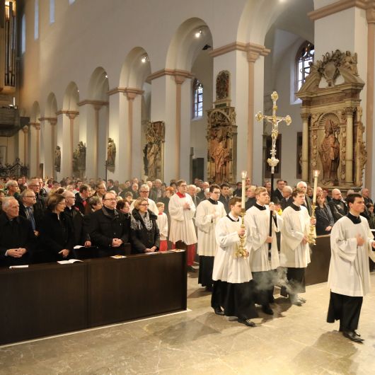 Bei einem Gottesdienst im Würzburger Kiliansdom weihte Bischof Dr. Franz Jung Frank Elsesser zum Diakon.