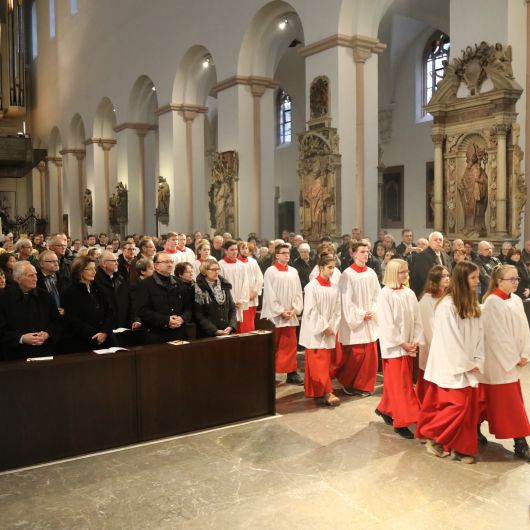 Bei einem Gottesdienst im Würzburger Kiliansdom weihte Bischof Dr. Franz Jung Frank Elsesser zum Diakon.