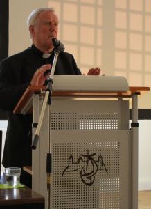 Bischof em. Dr. Friedhelm Hofmann referierte im Würzburger Ursulinenkloster bei der Mitgliederversammlung der Arbeitsgemeinschaft der Frauenorden (AGFO) im Bistum Würzburg über die Entwicklung der Kreuzesdarstellungen.