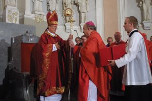 Bei der Amtseinführung am 19. September 2004 nimmt Bischof Dr. Friedhelm Hofmann den Kiliansstab aus der Hand von Bischof em. Dr. Paul-Werner Scheele entgegen.
