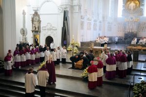 Viele hundert Menschen begleiteten die sterblichen Überreste von Bischof em. Dr. Paul-Werner Scheele von der Seminarkirche in den Kiliansdom. Dort feierte Bischof Dr. Franz Jung eine Totenvesper.
