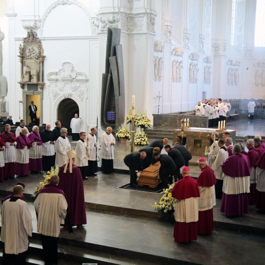Viele hundert Menschen begleiteten die sterblichen Überreste von Bischof em. Dr. Paul-Werner Scheele von der Seminarkirche in den Kiliansdom. Dort feierte Bischof Dr. Franz Jung eine Totenvesper.