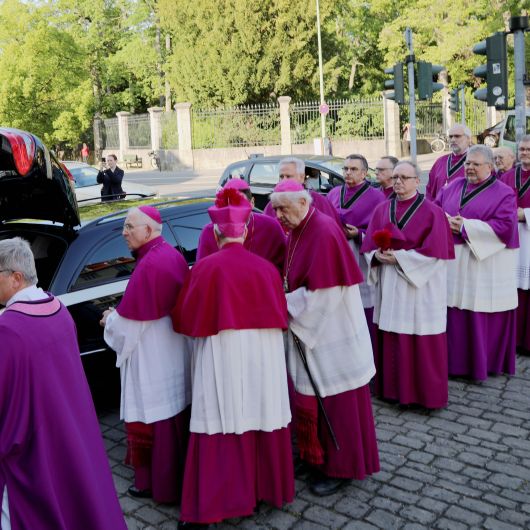 Am Freitagabend, 17. Mai, ist der Sarg mit dem Leichnam von Bischof em. Dr. Paul-Werner Scheele in den Würzburger Kiliansdom gebracht worden. Das Domkapitel wartete vor der Seminarkirche Sankt Michael, bis der Sarg in den Leichenwagen eingeladen war. 