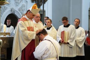 Bischof Dr. Franz Jung weiht Frank Elsesser am 8. Juni im Kiliansdom zum Priester.