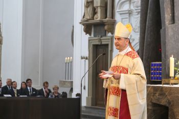 Als "ein freudiges Fest der Besinnung auf die Mitte der Kirche" bezeichnete Bischof Dr. Franz Jung den Fronleichnamstag.