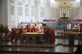 Zusammen mit Kardinal Rainer Woelki und zahlreichen Bischöfen feierte Bischof em. Dr. Friedhelm Hofmann einen Pontifikalgottesdienst aus Anlass seines Goldenen Priesterjubiläums.