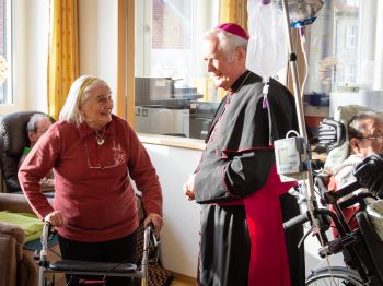 Bischof em. Dr. Friedhelm Hofmann besuchte auch die Bewohner des Camillus-Hauses, des Pflegeheims auf dem Simonshof. Dort leben neben ehemaligen Bewohnern der Wohnsitzlosenhilfe auch zahlreiche Senioren aus der näheren Umgebung.