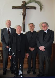 Bischof Dr. Friedhelm Hofmann (2.v.l.) und Generalvikar Dr. Karl Hillenbrand (r.) mit den neu ernannten Ordinariatsräten Thomas Lorey (l.) und Cesare Augusto Stefano (3.v.l.).