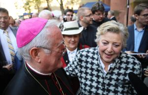 Bischof em. Dr. Friedhelm Hofmann und Marie-Luise Marjan verbindet eine lange Freundschaft. Das Foto entstand bei der Feier des 25. Jubiläum seiner Bischofsweihe im Jahr 2017.