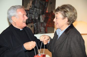 Bischof Dr. Friedhelm Hofmann und Marie-Luise Marjan kennen sich schon seit den 1980er Jahren. Das Foto entstand bei einem Besuch im Würzburger Bischofshaus im Jahr 2010. 