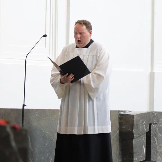 Bischof em. Dr. Friedhelm Hofmann feierte am Mittwochvormittag, 23. Juni, im Kiliansdom einen Pontifikalgottesdienst für Ehejubilare, die in den Jahren 2020 und 2021 auf 50, 60 oder 65 gemeinsame Jahre zurückblicken.