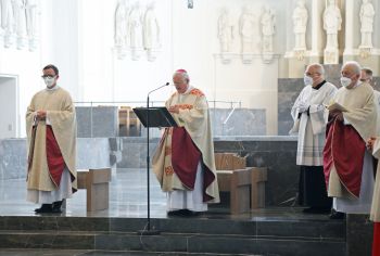 Bischof em. Dr. Friedhelm Hofmann feierte am Mittwochvormittag, 23. Juni, im Kiliansdom einen Pontifikalgottesdienst für Ehejubilare, die in den Jahren 2020 und 2021 auf 50, 60 oder 65 gemeinsame Jahre zurückblicken.