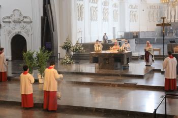 Bischof em. Dr. Friedhelm Hofmann feierte am Freitagnachmittag, 25. Juni, einen Dankgottesdienst mit Ehepaaren, die seit 50, 60 oder 65 Jahren verheiratet sind. Anschließend spendeten der Bischof sowie weitere Priester und Diakone den Jubilaren mit Abstand den Segen.