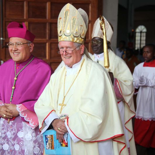 Nuntius Erzbischof Francisco Montecillo Padilla, Bischof Dr. Friedhelm Hofmann und Altbischof Dr. Emmanuel Mapunda (von links) nach der sechsstündigen Feier im Dom Sankt Kilian zu Mbinga am Donnerstag, 26. Juli 2012.