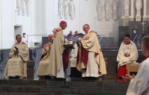 Glück- und Segenswünsche im Namen der Freisinger und der Deutschen Bischofskonferenz überbrachte Erzbischof Dr. Ludwig Schick (Bamberg) dem Jubilar Bischof em. Dr. Friedhelm Hofmann (rechts). 