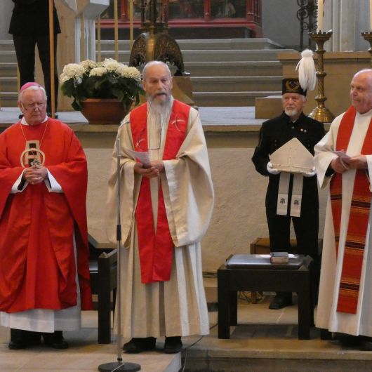 Pfarrer Klaus Oehrlein (Mitte), Geistlicher Beirat der Ackermann-Gemeinde im Bistum Würzburg, begrüßte die Gläubigen in der Pfarrkirche Sankt Burkard.