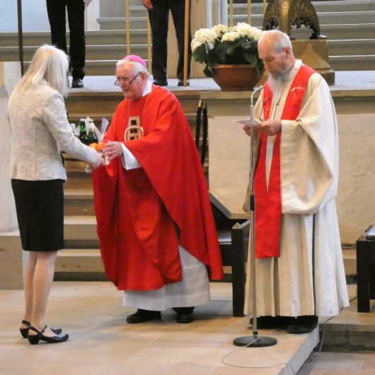 Als Geschenk anlässlich seines 80. Geburtstags und 30. Bischofsjubiläums erhielt Bischof em. Dr. Friedhelm Hofmann (Mitte) von der Ackermann-Gemeinde eine Kiste mit Spezialitäten aus Tschechien und der Slowakei. 