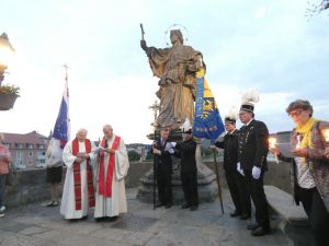 Pfarrer Adam Possmayer (links) und Pfarrer Klaus Oehrlein gestalteten die Nepomukfeier an der Statue des Heiligen auf der Alten Mainbrücke. 