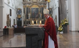 Bischof em. Dr. Friedhelm Hofmann feierte am Mittwochvormittag, 29. Juni, mit Ehepaaren einen Pontifikalgottesdienst im Kiliansdom, die in diesem Jahr auf 50, 60 oder 65 gemeinsame Jahre zurückschauen. 