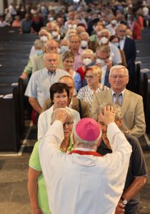Bischof em. Dr. Friedhelm Hofmann segnete nach dem Gottesdienst Ehepaare, die in diesem Jahr auf 50, 60 oder 65 gemeinsame Jahre zurückschauen. 
