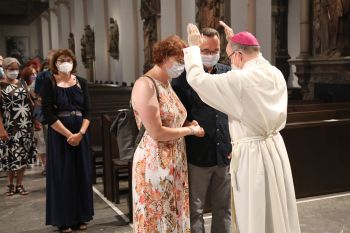 Einen Pontifikalgottesdienst mit Ehejubilaren, die seit 25 Jahren verheiratet sind, hat Bischof Dr. Franz Jung am Donnerstagabend, 30. Juni, im Kiliansdom gefeiert.