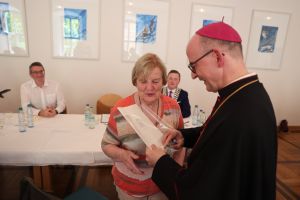 Madeleine Ui Mhealoid wurde für ihre Verdienste um "Saint Kilian's Heritage Centre" im irischen Mullagh im Würzburger Priesterseminar von Bischof Dr. Franz Jung mit der Ehrennadel des Bistums ausgezeichnet