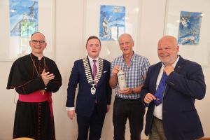 Von links: Bischof Dr. Franz Jung, Cavans Oberbürgermeister John Paul Feeley, Tommy Ryan von Cavan County Council und Matthias Fleckenstein von der deutsch-irischen Gesellschaft.