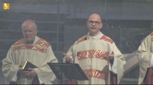 Bischof Dr. Franz Jung feierte am Samstag, 31. Dezember, im Kiliansdom ein Pontifikalamt zum Jahresschluss. Er gedachte dabei auch des an diesem Tag verstorbenen Papstes em. Benedikt XVI.