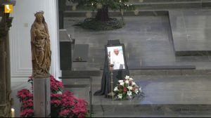 Bischof Dr. Franz Jung feierte am Samstag, 31. Dezember, im Kiliansdom ein Pontifikalamt zum Jahresschluss. Er gedachte dabei auch des an diesem Tag verstorbenen Papstes em. Benedikt XVI.