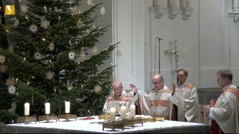 Bischof Dr. Franz Jung  (2. von links) feierte im Würzburger Gottesdienst am Samstag, 31. Dezember, einen Pontifikalgottesdienst zum Jahresschluss.
