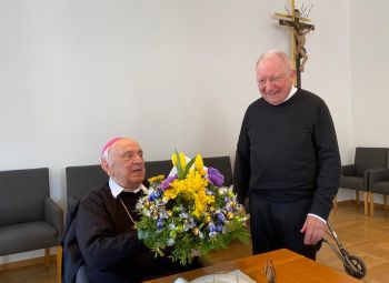 Im Namen des Domkapitels gratulierte Weihbischof Ulrich Boom (rechts) Weihbischof em. Helmut Bauer und überreichte ihm einen Blumenstrauß mit 90 Schokoladen-Ostereiern.