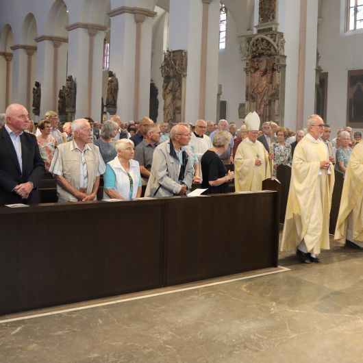 Bischof em. Dr. Friedhelm Hofmann feierte am Mittwochvormittag, 28. Juni, im Kiliansdom einen Pontifikalgottesdienst für Ehejubilare, die auf 50, 60 oder mehr gemeinsame Jahre zurückblicken.