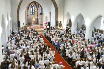 Die Plätze reichten nicht beim Schulgottesdienst der Aschaffenburger Maria Ward Schule in der Pfarrkirche  Sankt Agatha.