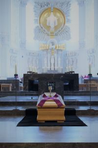 Im Anschluss an ein Pontifikalrequiem im Würzburger Kiliansdom ist am Donnerstag, 31. August, Domvikar em. Dr. Burkhard Rosenzweig im Domkreuzgang beigesetzt worden. 