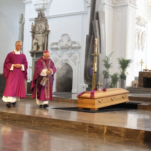 Im Anschluss an ein Pontifikalrequiem im Würzburger Kiliansdom ist am Donnerstag, 31. August, Domvikar em. Dr. Burkhard Rosenzweig im Domkreuzgang beigesetzt worden.