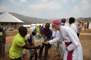 Bischof Dr. Franz Jung pflanzte bei der Segnung des LIHETI-Rohbaus im Oktober 2021 einen Baum.