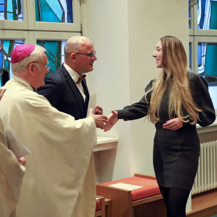 Bischof em. Dr. Friedhelm Hofmann verlieh Lisa Günther im Auftrag von Bischof Dr. Franz Jung die Missio Canonica.