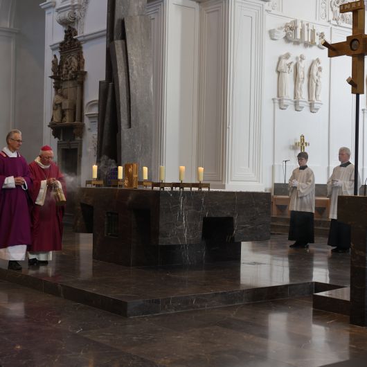 Mit einem Pontifikalgottesdienst im Würzburger Kiliansdom hat Weihbischof Ulrich Boom am Sonntag, 25. Februar, sein 40. Priesterjubiläum gefeiert. 