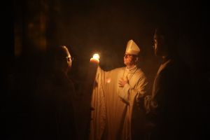 In der Osternacht wird die Osterkerze am Osterfeuer entzündet. Das Foto entstand in der Osternacht 2023 mit Bischof Dr. Franz Jung.