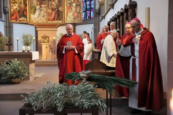  Vergangenes Jahr segnete Bischof Dr. Franz Jung am Palmsonntag in der Marienkapelle Palmzweige für die Prozession.